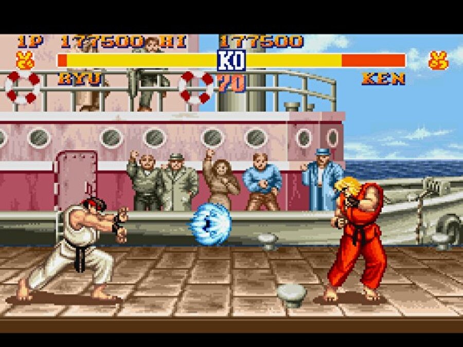 Street Fighter ise gençlerin büyük bir kesimi tarafından zamanında en fazla oynanan oyunlardandı. Aduket hareketi hem ismi hem görüntüsüyle halen daha konuşuluyor. 

                                    
                                