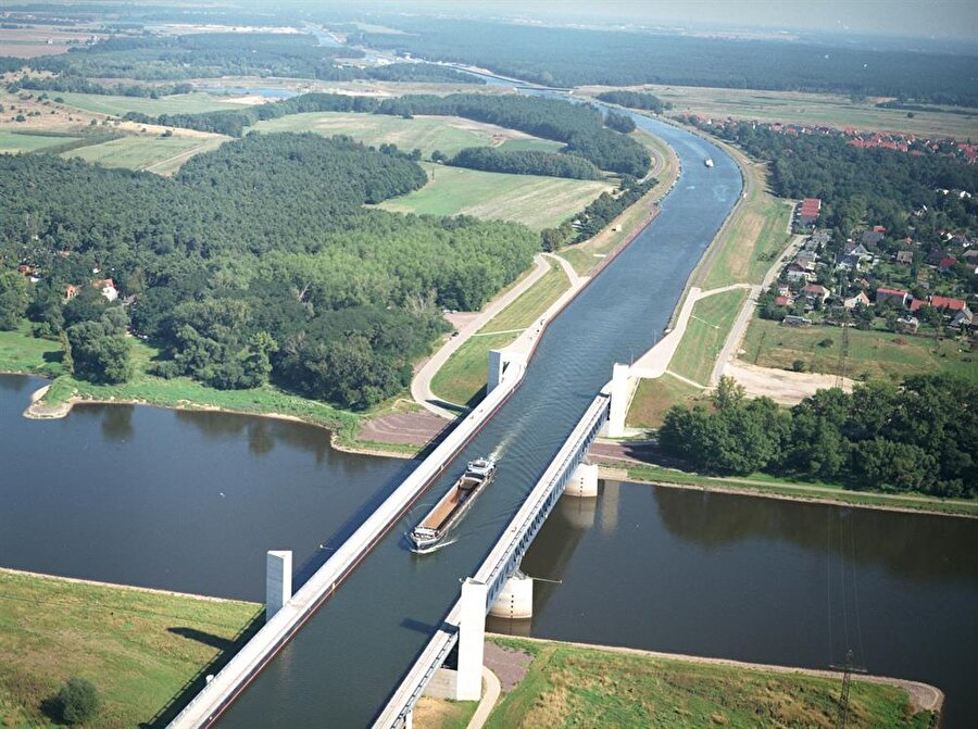 Mühendislik harikası bu köprü Elbe Nehri ile Mittelland Kanalı'nın sularının birbirine karışmasını engelliyor. 
