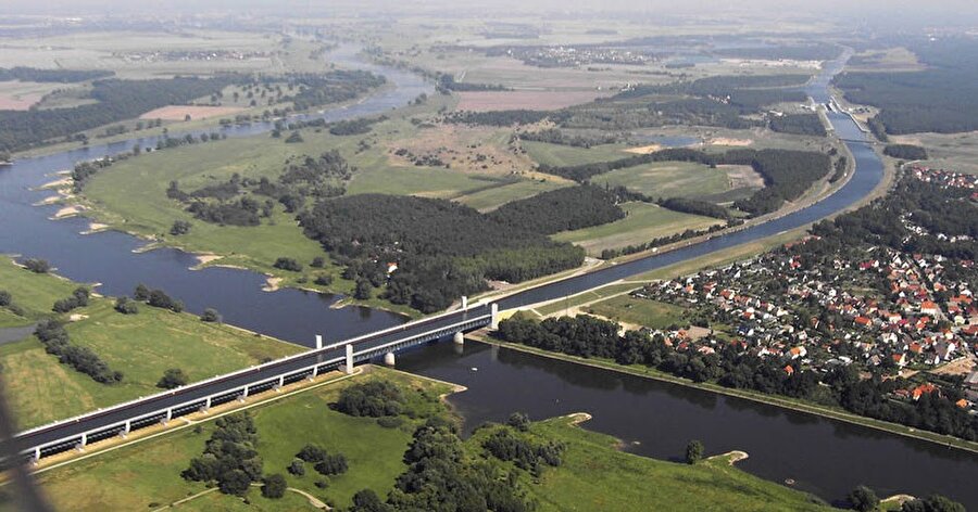 Magdeburg kentindeki çalışma 1997 yılında başladı. 6 yıl süren çalışanın ardından köprü 2003 yılında hizmete açıldı. 