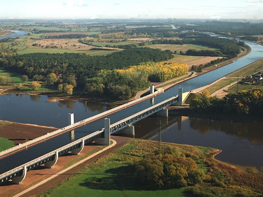 Toplam uzunluğu 918 metre olan Magdeburg Su Köprüsü'nün üzerinden tonlarca ağırlığa sahip gemiler rahatlıkla geçebiliyor.