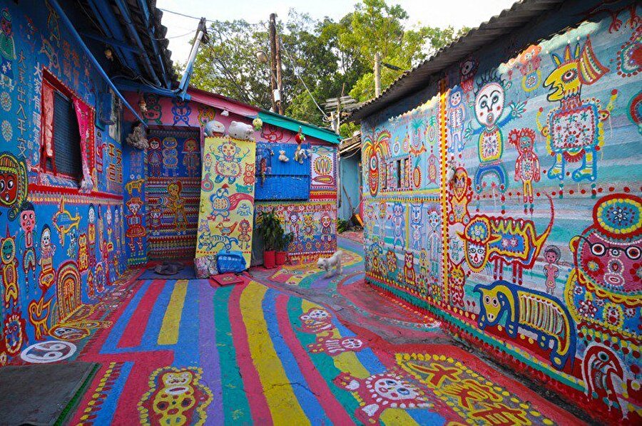 Halk, bu projeyi onaylayınca bölgeye turistleri çekebilmek için köydeki tüm evler rengârenk boyandı. 