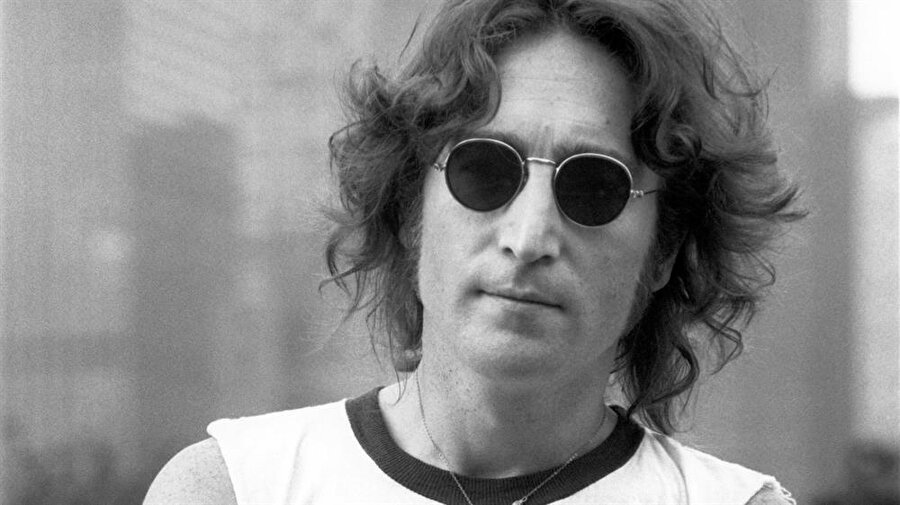 John Lennon

                                    8 Aralık 1980 günü bir hayranı tarafından bıçaklandıktan sonra kendisine gerçekten John Lennon olup olmadığını soran polislere 'Evet' dedi.
                                