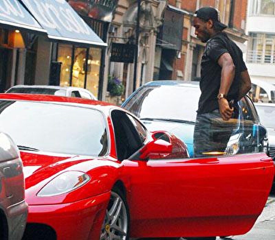 Fil Dişi Sahilleri'nin uçan fili Drogba ise tercihini Ferrari'den yapıyor. 
