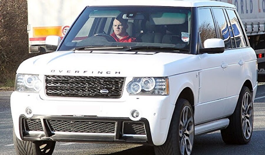 İngiltere'nin forveti Wayne Rooney jip modeli tercih ederek Land Rover kullanıyor. 
