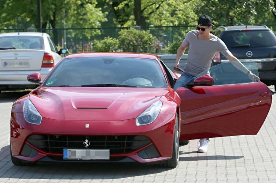 Polonyalı yıldız forvet Lewandowski ise oldukça pahalı bir Ferrari modeli kullanıyor. 

