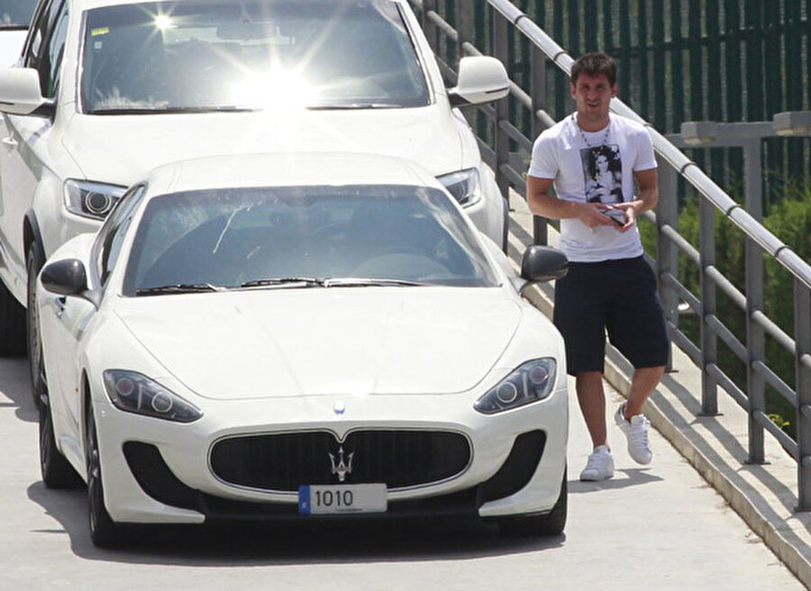 Arjantin takımında Maradona'dan sonra en iyi futbolcu sayılan Lionel Messi, Maserati kullanıyor. 
