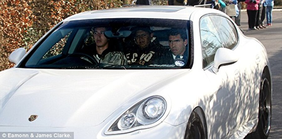 Arjantinli orta saha oyuncusu Carlos Tevez ise Porsche marka otomobilleri tercih ediyor. 
