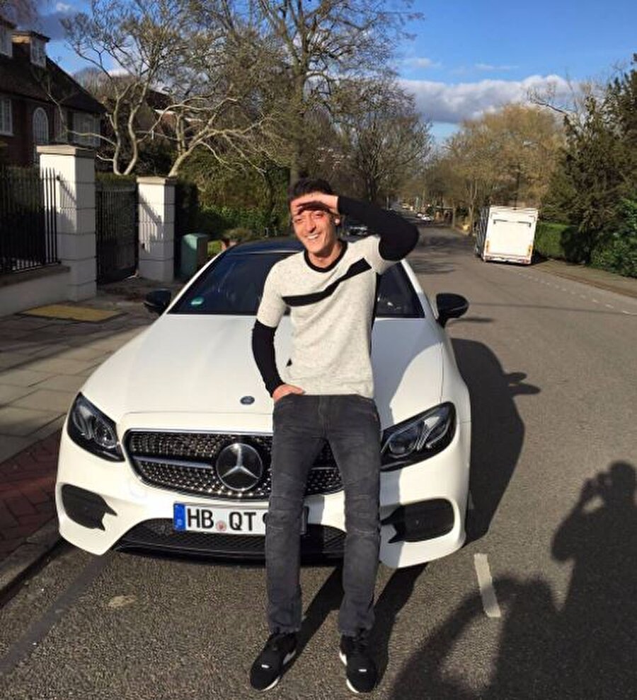 Mesut Özil de Alman takım arkadaşı Mario Götze gibi tercihini Mercedes'ten yana kullanıyor. 
