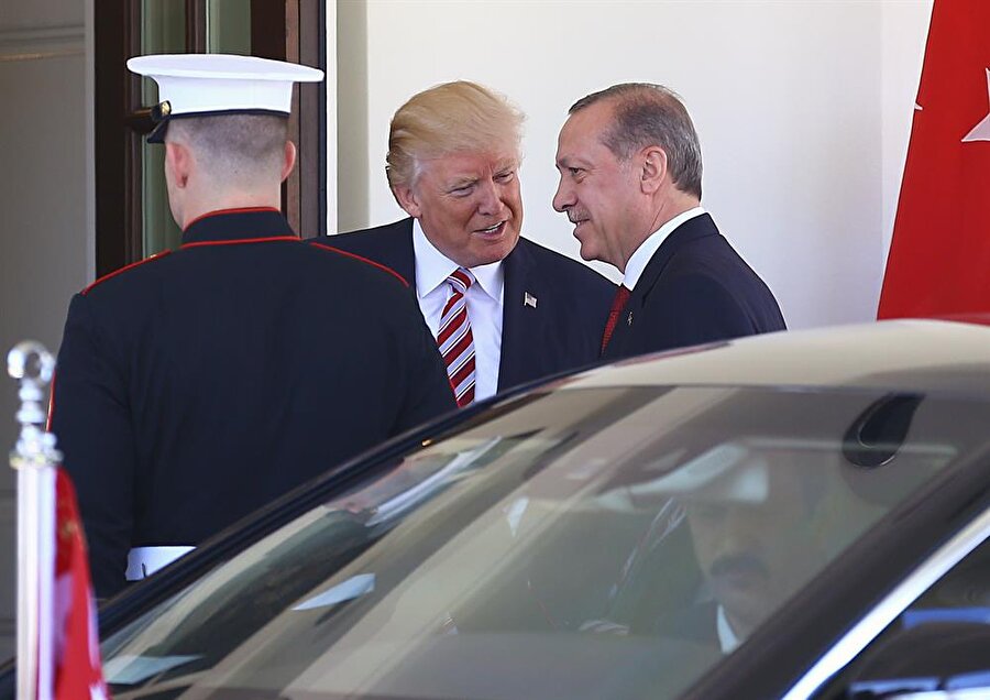 ABD medyası: Tüm gerginliklere rağmen Trump'tan hoş karşılama

                                    ABC News: Trump ve Erdoğan, ABD’nin Kürtler’i silahlandırma kararına rağmen ipleri koparmadı. İki lider, askeri ve ekonomik alanda işbirliğini yeniden kurma kararı aldı.Washington Post: Trump, Kürtleri silahlandırmasına rağmen Türk lidere övgü yağdırdı.CNN: Trump, Erdoğan’ı, gerginliklere rağmen hoş karşıladı.Voice of America: Trump, Erdoğan’ hoş karşıladı.
                                