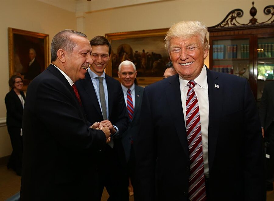 Dünyanın manşetleri: YPG'ye rağmen ilişkiler güçlendirilmeye çalışılacak
DW (Almanya): Trump, Ankara’yı kızdıran SDG’yi silahlandırma kararından açıkça bahsetmekten kaçınırken, DEAŞ ve PKK ile mücadelenin önemini vurguladı.Le Figaro (Fransa): Trump ve Erdoğan, buzları eritmeye çalıştı Express (İngiltere): Trump, Cumhurbaşkanı Erdoğan’ı müttefik ilişkileri ve terörle mücadele ortaklıkları nedeniyle övdü.Jerusalem Post (İsrail): Trump ve Erdoğan görüşmesi, iki ülke arasında ABD’nin son Suriye’de Kürtleri silahlandırma kararından sonra gerilen tansiyonu yatıştırdı. Trump, Türkiye ile iyi ilişkilerin bu görüşmeden sonra her zamankinden daha iyi olacağını söyledi.Economic Times: Trump ve Erdoğan, dostluklarını Kürtlerin silahlandırılmasına rağmen güçlendirmeye yemin etti.Rusya: Görüşme Rusya kanadında da dikkatle izlendi. Rus basını, ortak basın toplantısında verilen mesajlardan özellikle birini ön plana çıkardı. Resmi ajans Sputnik ve bazı gazeteler, Trump’ın Türkiye’yle NATO ortaklığını ve iki ülkenin Soğuk Savaş’ta Sovyetler’e karşı aynı blokta yer almasının altını çizdiği cümlelerini manşetlerine taşıdı.