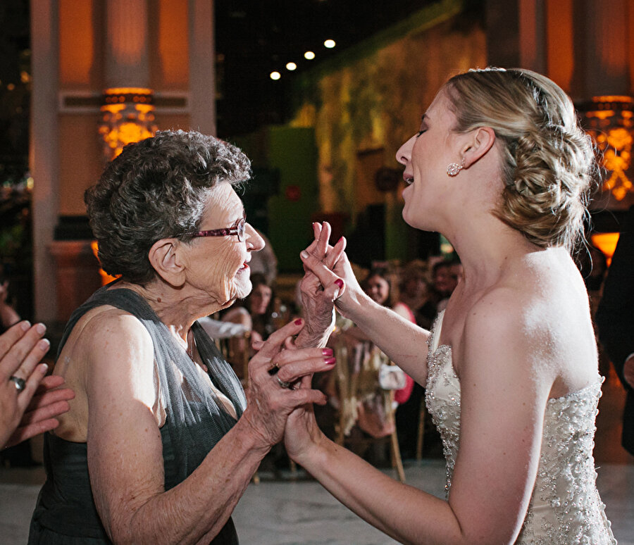 Büyükanne torununun nedimesi oldu.