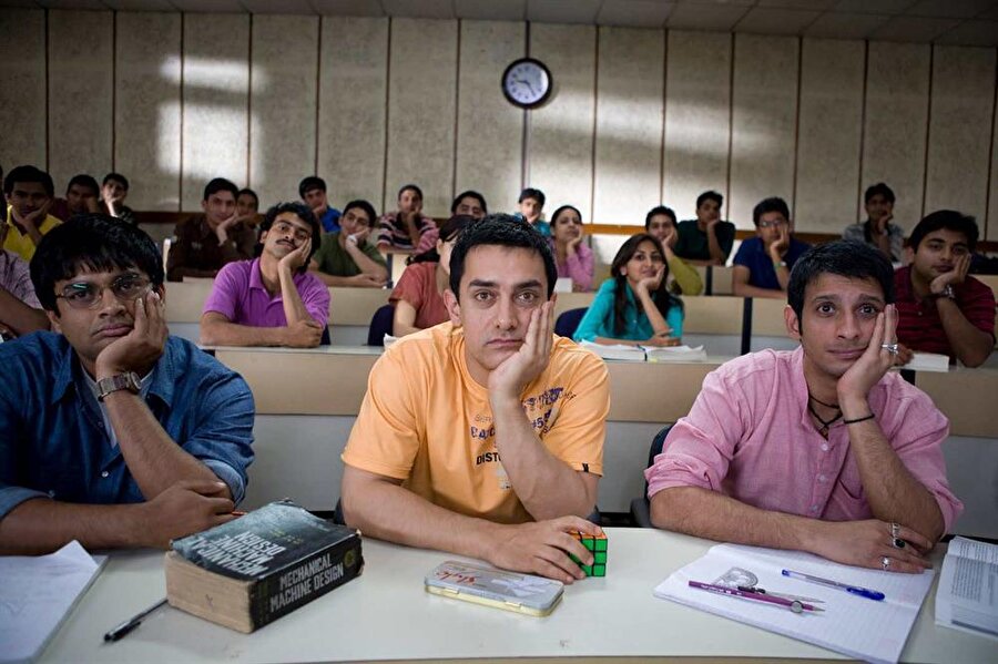  3 Idiots, 2009

                                    Rancho Chhanched, Farhan Qureshi ve Raju Rastogi Hindistan'ın en önemli bir okulunda mühendislik okuyan ve okulun yurdunda aynı odada kalan üç öğrencidir. Raju ailesini fakirlikten kurtarma gibi bir ideale sahipken Farhan ailesinin isteği doğrultunda bu bölümü seçmiştir. Rancho ise makinelere duyduğu tutku nedeniyle mühendis olmayı istemektedir. Bu üçlü ve profesörleri Viru arasında yaşananlar, dostluk kavramını beyaz perdeye yansıtırken eğitim sistemini de sert ve eğlenceli bir şekilde eleştirir niteliktedir. 
                                