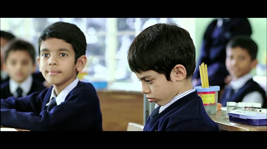 Taare Zameen Par, 2007

                                    Harfleri sayıları algılama problemi yaşayan bir çocuğun çevresi ve ailesi tarafından tembel ve gerizekalı muamelesi görür. Çalışmayı öğrenebilmesi için yatılı okula verildikten sonra resim öğretmeni ile değişen hayatı ve başarısını anlatan bir film.  
                                