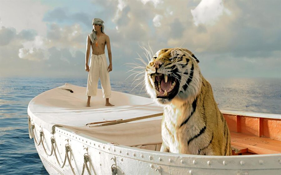  Life of Pi, 2012

                                    Hindistan’dan Kanada’ya giden bir yük gemisi, içindeki hemen hemen tüm canlılarla birlikte trajik şekilde batar. Bir can kurtaran filikası, uçsuz bucaksız vahşi Pasifik Okyanusu'nun ortasında yapayalnız kalır. Sandalın hayatta kalmayı başarabilen mürettebatı ise bir sırtlan, kırık bacaklı bir zebra, bir orangutan, Richard Parker adında üç yüz kiloluk bir Bengal kaplanı ve Pi adlı 16 yaşında Hintli bir çocuktan oluşmaktadır. Pi'nin hayvanat bahçesi işleten ve hayvanlarıyla göç yoluna koyulan ailesi, batan gemide yaşamını kaybetmiştir. Pi, kurtuluş yok gibi görünen bu okyanusta zayıf bir sandalda yanındaki hayvanlarla birlikte hayatta kalma savaşı verir ve keskin zekası ve zooloji bilgisiyle besin zincirine kurban gitmez. Ama şimdi Bengal Kaplanı ile teknede baş başa kalmıştır. Dev kaplana yem olmamak için hayvanla anlaşmanın ve yakınlaşmanın yollarını bulur. Sıra dışı yolculuk sona ermeden büyülü bir adaya varacaktır...
                                