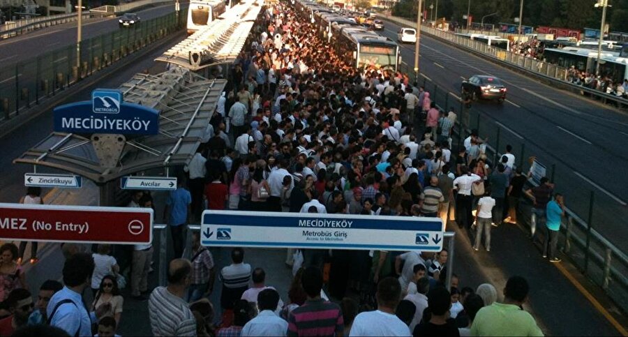 Metrobüs durağında sıradan bir gün…