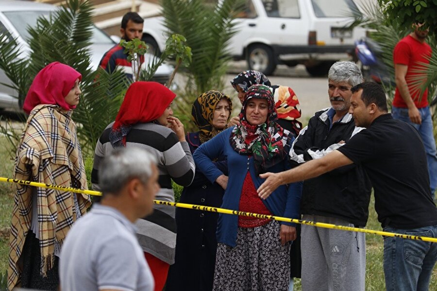 "Binadan nasıl çıktığımı hatırlamıyorum"
Olayın ardından Antalya Emniyet Müdürlüğü Terörle Mücadele ile Olay Yeri İnceleme Şube Müdürlüklerine bağlı ekipler binanın çevresine emniyet şeridi çekerek inceleme yaptı. İl Emniyet Müdürü Celal Uzunkaya da bölgeye gelerek incelemelerde bulundu.Polisin olay yerinde çalışmaları devam ederken Nurcan Demiröz’ün üst komşusu Cemile Tunç, "5.30 gibi bir patlama oldu biz gök gürültüsü zannettik" dedi. Komşu Rahime Yılmaz da, "Saat 5 gibi bir kavga vardı. Zaten alışkındık onların kavgalarına. Önemsemedik. Yatıyorduk, bir anda kapımın göbeği içeri düştü. Baktım her yerde duman vardı. Kopuk bacağın üzerine bastım. Binadan nasıl çıktığımı hatırlamıyorum. Bunlar karı koca değil sevgililer" ifadelerini kaydetti.Yaşar Çatalkaya ise "Büyük bir patlama oldu. Hemen dışarı çıktık her yerde duman vardı. İnerken baktık alt dairede patlama olmuş. Hemen içeri girdim daireye yıkılan eşyaların altında biri var mı diye baktım. Ama bir şey bulamadım. O anda komşular geldi, koridorda ayak var. Odada değil patlama girişte. Koridorda görünüyor. 3 kat da etkileniyor. Yaklaşık 4 yıldır burada yaşıyorlar" diye konuştu.