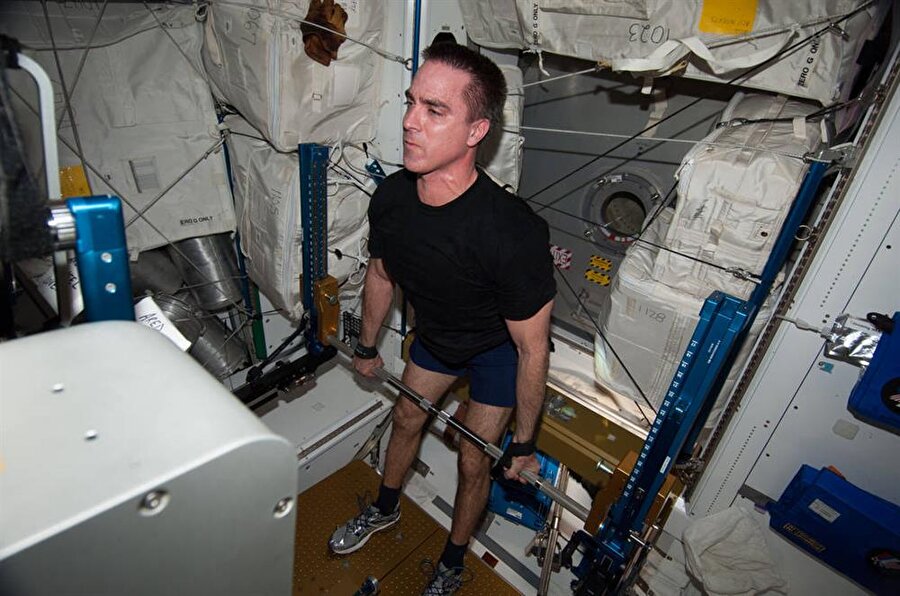 Spor yapmak astronotların günlük yapması gereken görevler içinde yer alıyor. 

                                    
                                    
                                    
                                
                                
                                