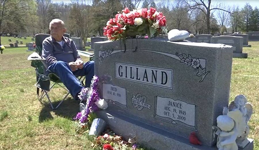 Fred Gilland yedi yıldır her sabah uyanır uyanmaz hazırlanıp evden çıkıyor. Yaşlı adamı yağmur, çamur, kar hiçbir şey durdurmuyor... Fred Gilland, eşinin mezarının başına gidiyor ve saatlerce ölen eşiyle sohbet ediyor. 