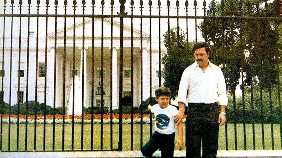 ABD’nin kendisini aradığı bir zamanda Beyaz Saray’ın önünde oğlu ile fotoğraf çektirdi.

                                    
                                    
                                    
                                
                                
                                