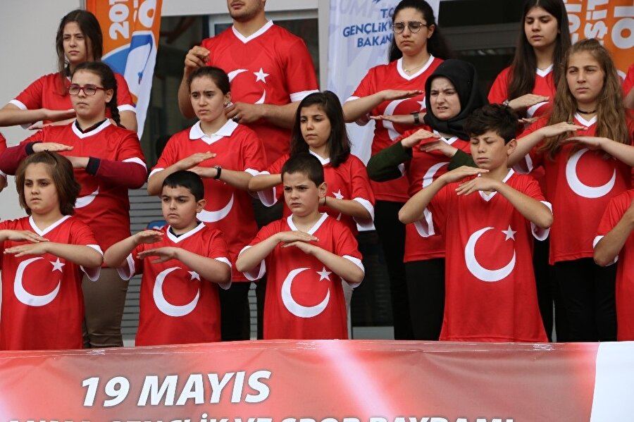 İstiklal Marşı’nı işaret diliyle söylediler 

                                    
                                    Atatürk’ün Kurtuluş Savaşı’nı başlatmak üzere 19 Mayıs 1919’da ayak bastığı Samsun’da işitme engelli çocuklar ve milli sporcular İstiklal Marşı’nı işaret dili ile söyledi.Samsun’da bu yaz 18-30 Temmuz tarihleri arasında 80’e yakın ülkeden 4 bin 500’e yakın işitme engelli sporcunun katılımıyla düzenlenecek 23. Yaz İşitme Engelliler Olimpiyat Oyunları’nın genel koordinatörlüğü önünde düzenlenen törende, bu organizasyonda Türkiye’yi temsil edecek sporculardan bir kısmı ile 19 Mayıs İşitme Engelliler Ortaokulu ve Özel Samsun Artı Bilgi Okullarından öğrenciler bir araya geldi. 50 kişilik koro, İstiklal Marşı’nı hep birlikte işaret dilini kullanarak söyledi.
                                
                                