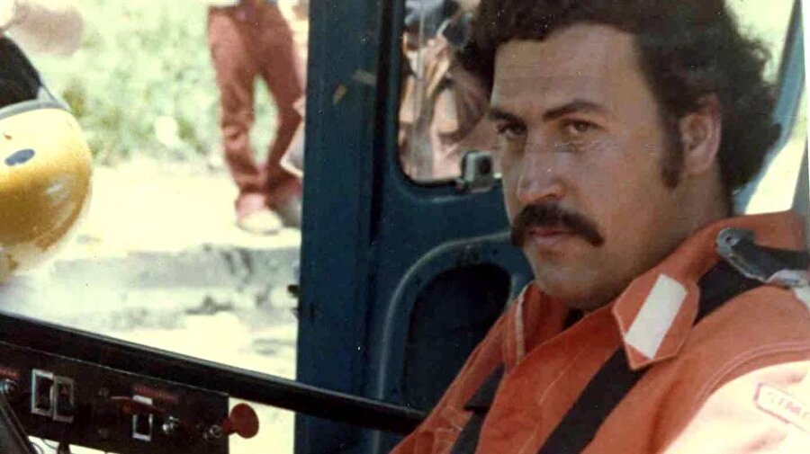 Pablo Escobar, fakirlere yardım etmesi nedeniyle, Robin Hood takma adını kazandı.

                                    
                                    
                                    
                                
                                
                                