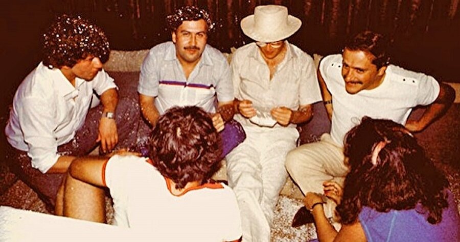 Pablo Escobar’ın en büyük hayali Kolombiya Başkanı olmaktı.

                                    
                                    
                                    
                                
                                
                                