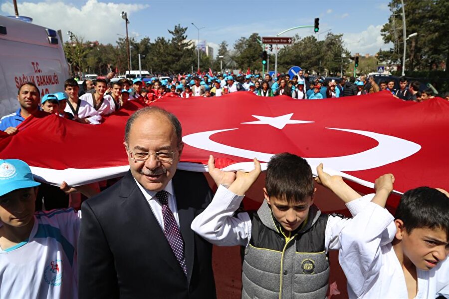 Erzurum'da Sağlık Bakanı Recep Akdağ gençlerle birlikte yürüdü.

                                    
                                    
                                    
                                    
                                    
                                    
                                
                                
                                
                                
                                
                                
