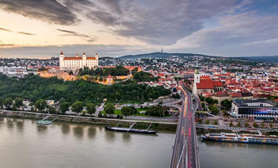 Slovakya - AB üyesi olan ülkenin, vatandaşlık için belirlediği şart; vatandaşlık için 1 milyon euro değerinde yatırım.

                                    
                                    
                                    
                                    
                                Kaynak: cnnturk.com
                                
                                
                                