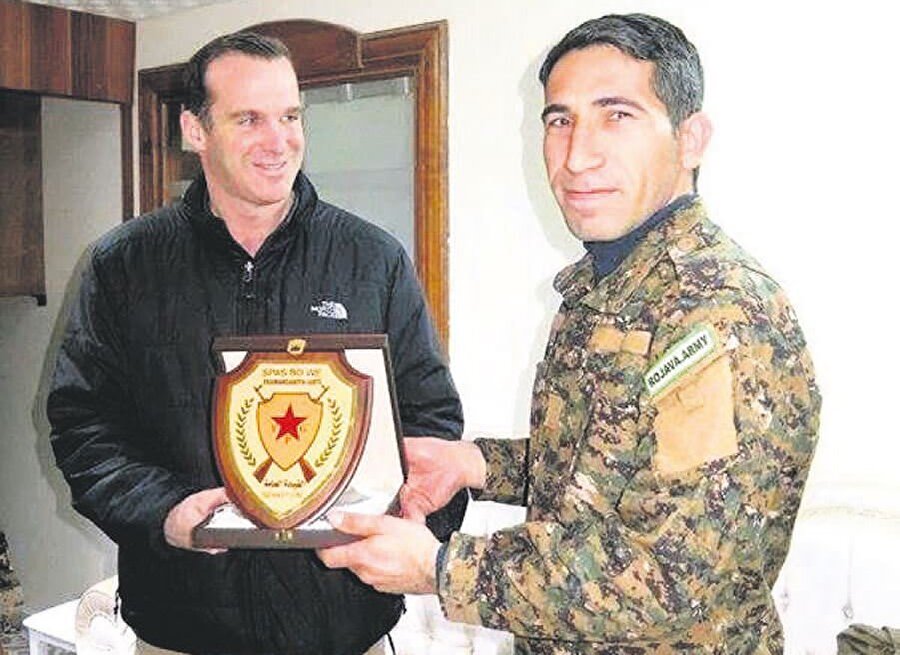 Özel temsilci McGurk, daha önce Suriye'de "Rojava Ordusu Komutanı" olarak tanıtılan PKK'lı Polat Can'ın elinden plaket almıştı.

                                    
                                