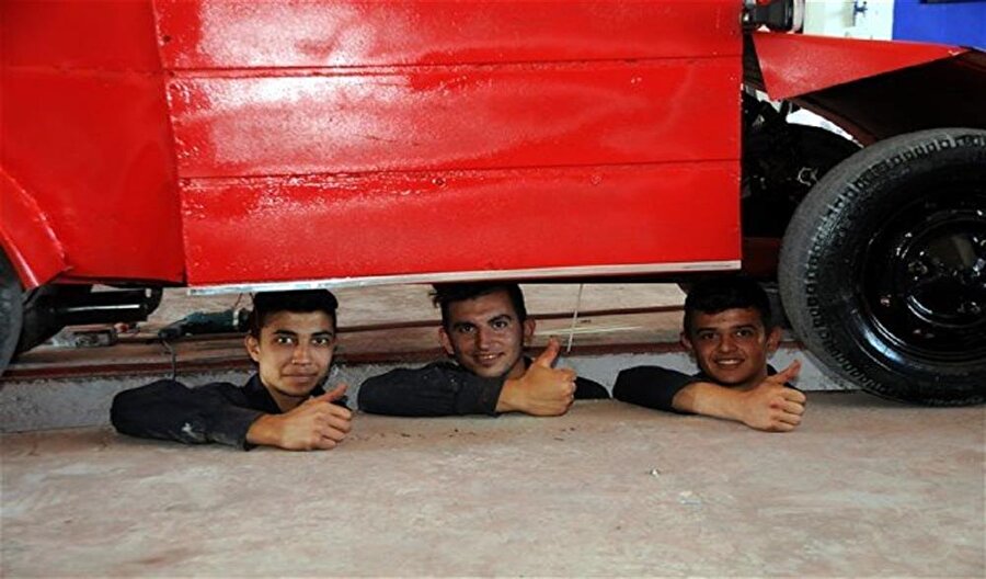 Hurdaları toplayıp video izleyerek yaptılar: Liseli gençlerden süper otomobil