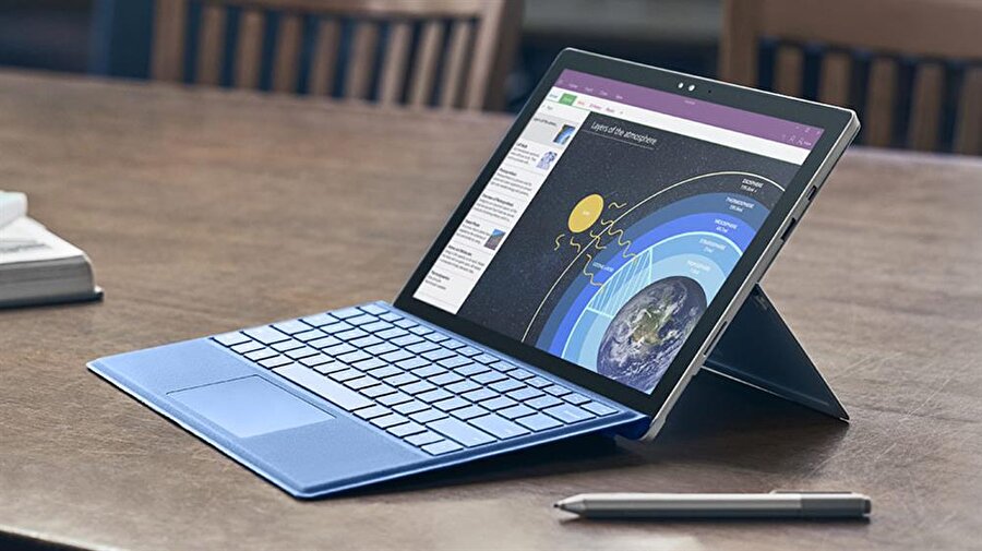 10) Microsoft - 66/100
Microsoft, dizüstü sektöründe henüz birkaç senedir var, ancak Surface serisiyle 2'si 1 arada PC ve tablet kategorisinde sivriliyor.Güçlü yönler: Microsoft, ayrılabilir laptop bilgisayarlar konusunda piyasanın en güçlüsü olarak gösteriliyor. Oyun dışı kullanım için 13 inç ekranlı çok güçlü modellere sahip. 2'si 1 arada bilgisayarlarda da pazarın lideri.Zayıf yönler: Microsoft'un en temel eksiklikleri olarak çeşitlilik ve fiyat gösteriliyor. 13 inç üzeri ekran isteyenler ya da oyun tutkunları için bir cihaz üretmediler. Firma 2016 yılında sadece 1 model çıkarırken ekonomi sınıfına özel bir ürünü de yok.
