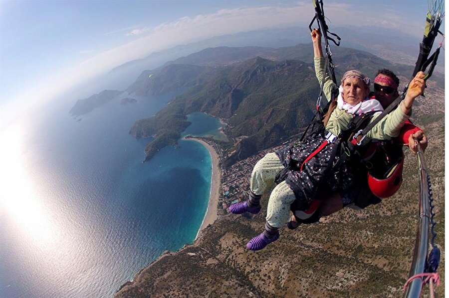 Halime Nine'nin paraşüt keyfi.