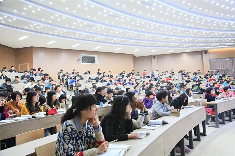 Çin'de bulunan üniversiteler
