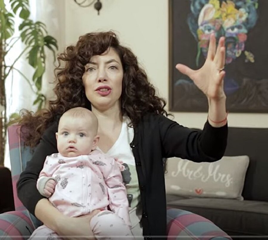 Akasya Asıltürkmen ve kızı Pera.