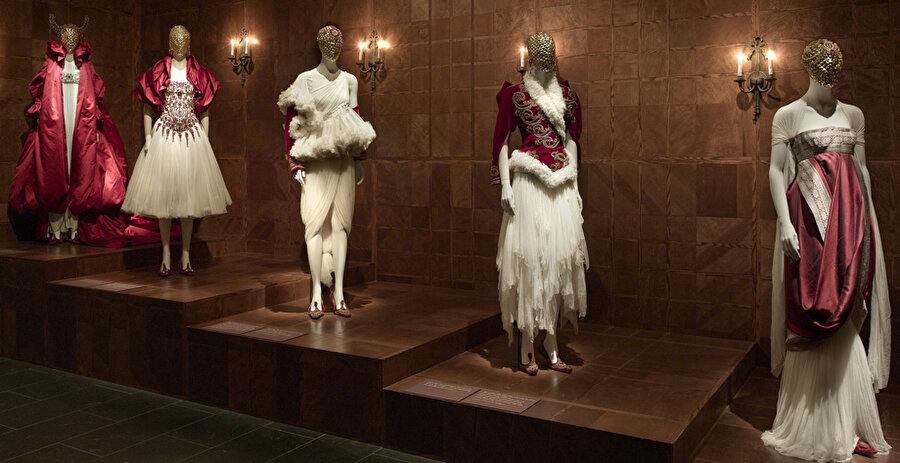 Tasarımları onu yaşatmaya devam ediyor

                                    
                                    
                                    
                                    
                                    
                                    2011’de Victoria & Albert Müzesi'nin Alexander McQueen'i anmak için düzenlediği "Savage Beauty" ile ünlü modacının tasarımları New York Metropolitan Müzesi'nde sergilendi. 
                                
                                
                                
                                
                                
                                