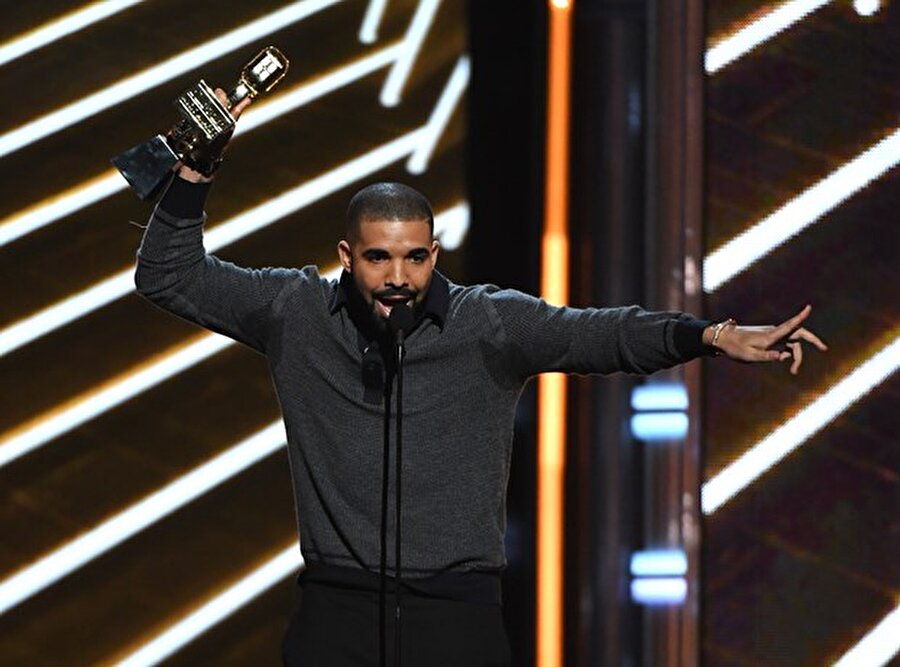 En Çok Çalan Şarkı, Drake- Featuring WizKid & Kyla, “One Dance”
