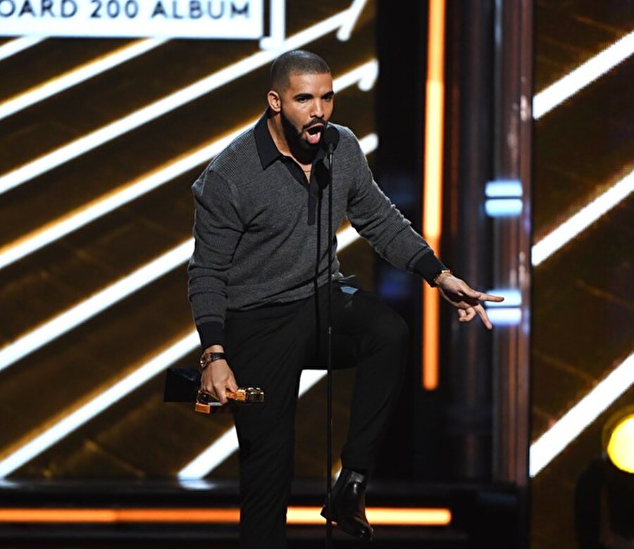 En İyi R&B İşbirliği, Drake- Featuring WizKid & Kyla, “One Dance”