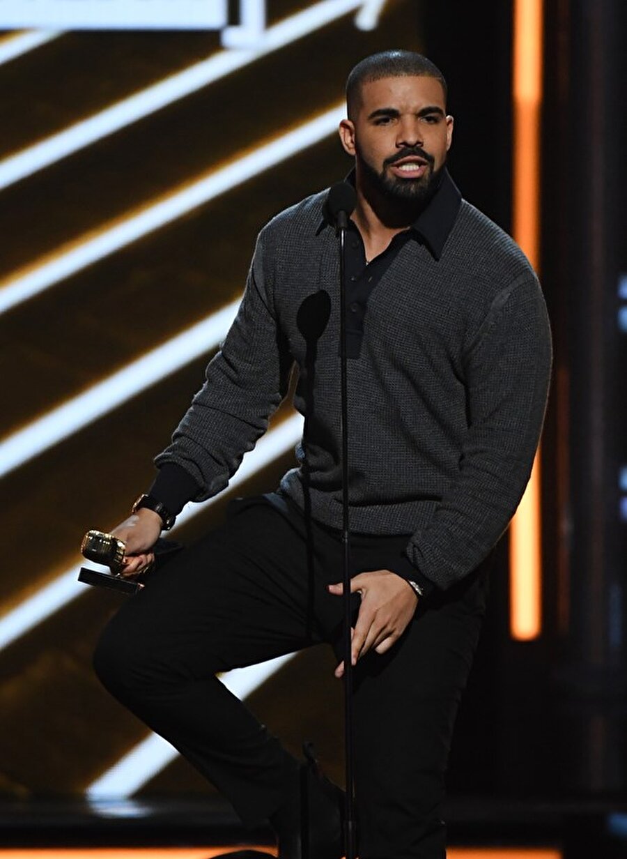En İyi R&B Şarkısı, Drake- Featuring WizKid & Kyla, “One Dance”
