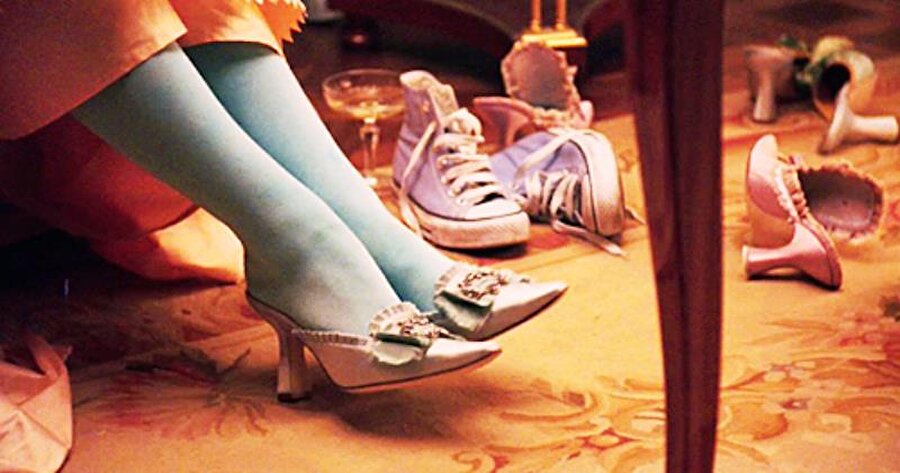 Marie Antoinette
Arkadaki spor ayakkabıya dikkatli bakın. 18.yüzyılda bu tip bir ayakkabının olması mümkün mü?