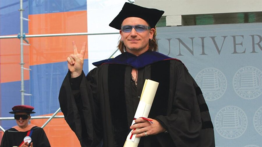 Bono, Pennsylvania Üniversitesi, 2004
"Dört yıldır bu fikirler pazarında alışveriş yapıyorsunuz. Cepleriniz entelektüel sermayelerle dolu. Anne babalarınızınki boş olsa bile… Önemli olan bu sermayeyle ne yapacağınız. Sorum şu: Büyük bir fikriniz var mı? Ahlaki sermayenizi, entelektüel sermayenizi, finansal sermayenizi ve alın terinizi yatırmayı planladığınız bir fikir… Dünya sandığınızdan daha uysal ve dayağa dayanıklıdır; çekiç darbesiyle kendinize şekil vermenizi bekler. Her problemi düzeltmeliyiz; suiistimaller, yozlaşmalar, doğal afetler hayat resminin parçalarıdır. Bunlarla başa çıkabiliriz, o halde başa çıkmalıyız."