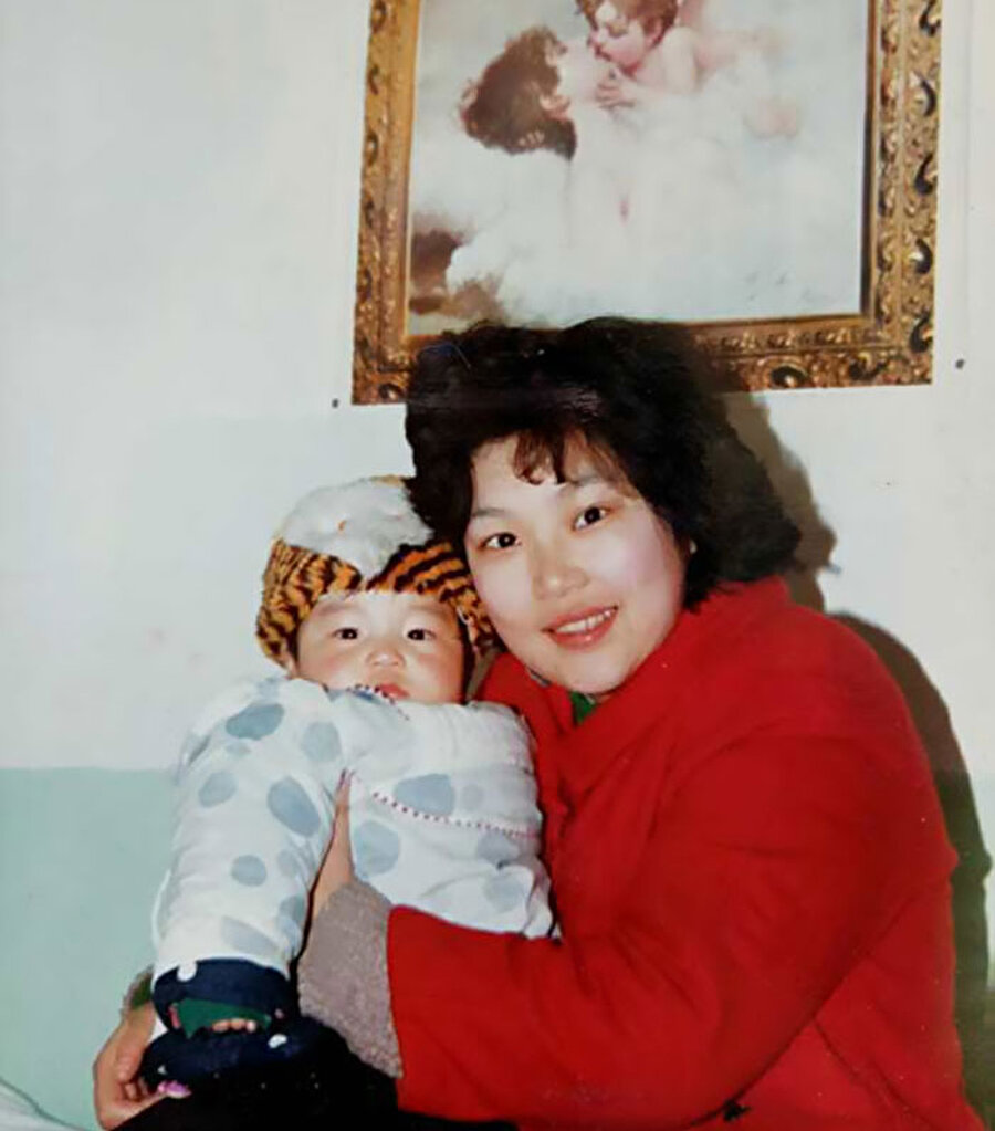 "Serebral palsili" doğdu!

                                    Zou Hongyan'ın 1988 yılında dünyaya geldi; ancak doğum esnasında havasızlıktan ölüm tehlikesi geçiren Ding Din,  "serebral palsili", yani beyin felçli doğdu.
                                