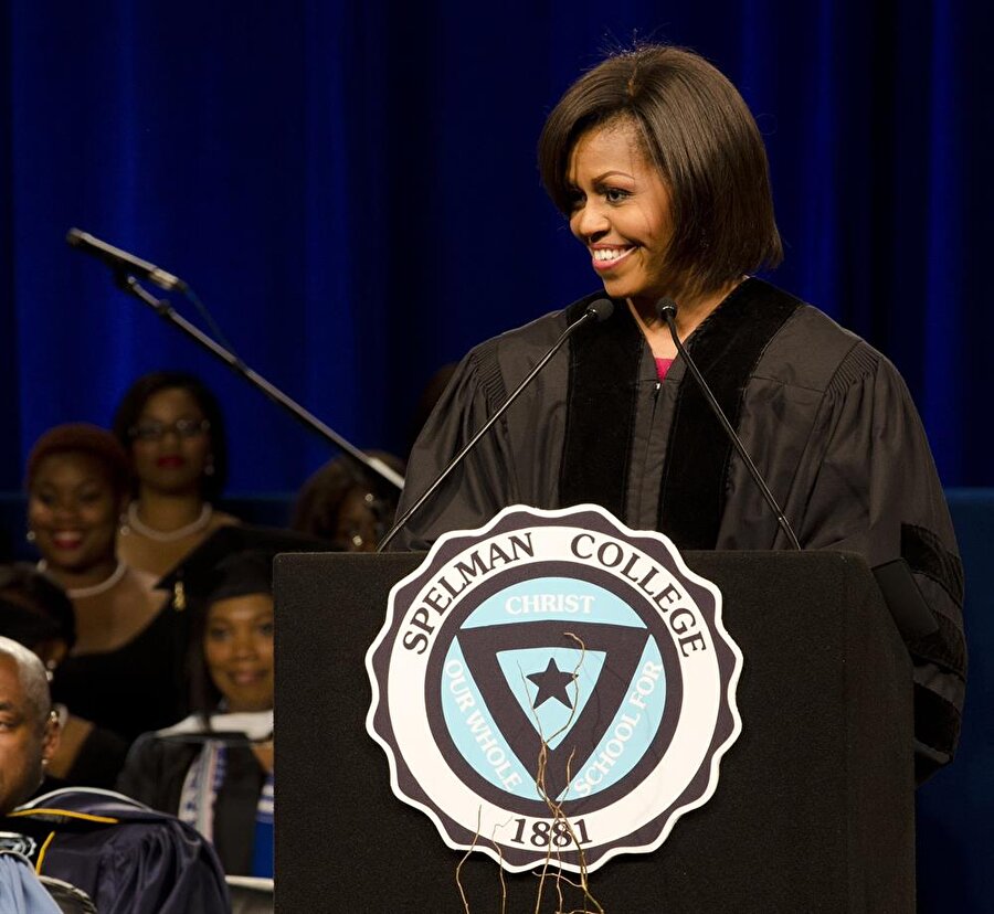 Michelle Obama,  Spelman College, 2011
"Gerçek şu ki, başkaları hakkında varsayımlar yapanlar daima orada kalacak ve başkalarını da küçümseyerek kendilerini yükseltmeye çalışan insanlar olacak." Ben dahil herkes, benim hayatım boyunca böyle oluyor. Fakat o zaman Hepiniz olur, hepiniz yapmanızı istediğim şu: Bir dakika durup derin bir nefes alın, çünkü derin olması gerekecek ve senden önce gelen tüm kadınları düşünmeni istiyorum ."