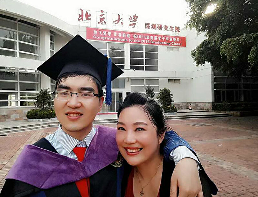 Harvard'ı kazandı!

                                    Annesi sayesinde hayata tutunmayı başaran Ding, 2011 yılında Pekin Üniversitesi'nden mezun oldu. Hemen ardından aynı üniversitede Hukuk Master'ı yaptı.2 yıl çalıştıktan sonra ise, Harvard'ı kazandı.
                                