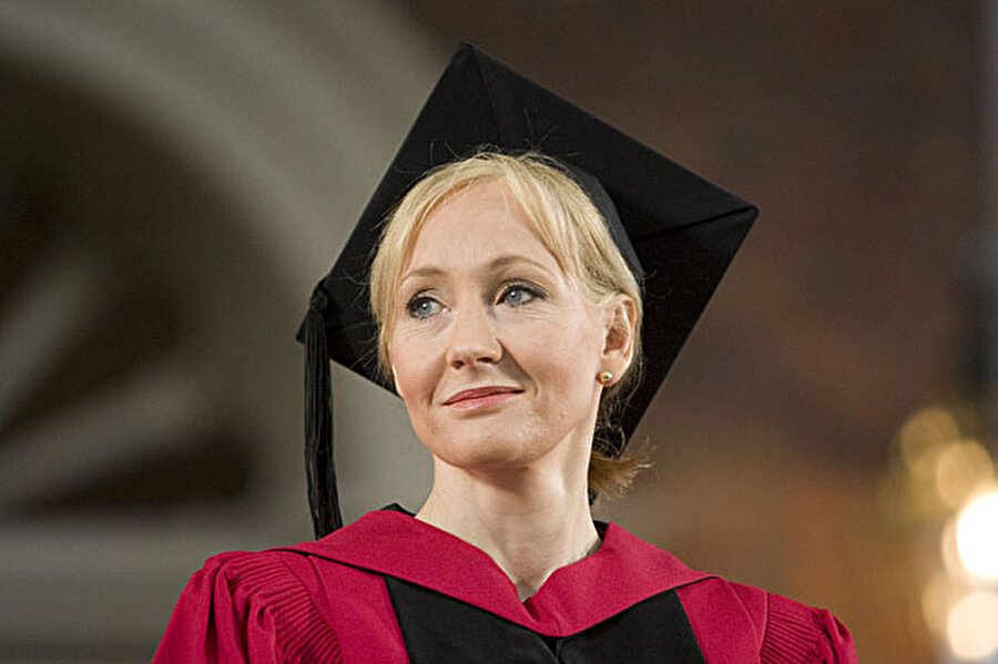 JK Rowling, Harvard Üniversitesi, 2008
"Benim uğradığım türden bir başarısızlığa asla uğramayacaksınız belki de. Ama unutmayın ki, başarısızlığa uğramak kaçınılmazdır. Öyle ya da böyle başarısızlığı tatmadan yaşamak imkansız. Sadece aşırı derece de temkin ve tedbirle hareket eden insanları başarısızlık bulmaz, onlarda aslında yaşamış sayılmazlar. Dünyayı değiştirmek için sihre ihtiyacımız yok. Bunun için gerekli güç. Kendi içimizden başka bir terde değil. Sözünü ettiğim bu güç daha iyisini hayal edebilme gücüdür."