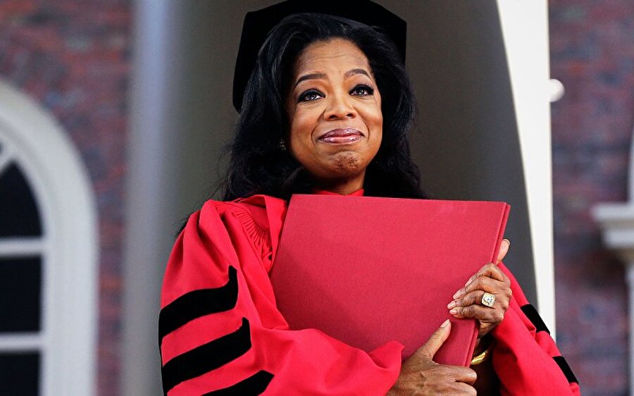 Oprah Winfrey, Agnes Scott Koleji, 2017
"Dünyayı bir okul olarak görüyorum. Hayatımız bu okulun sınıfları. Bu dünya mektebinde dersler yolumuza çıkan sapaklar, bariyerler, bazen de büyük krizler olarak işlenir. Benim öğrendiğim kadarıyla, evrenin öğretmen olarak verdiği bu derslerde başarılı olmanın sırrı, onlara kalbimizi açmak, onlardan yüz çevirmemek."