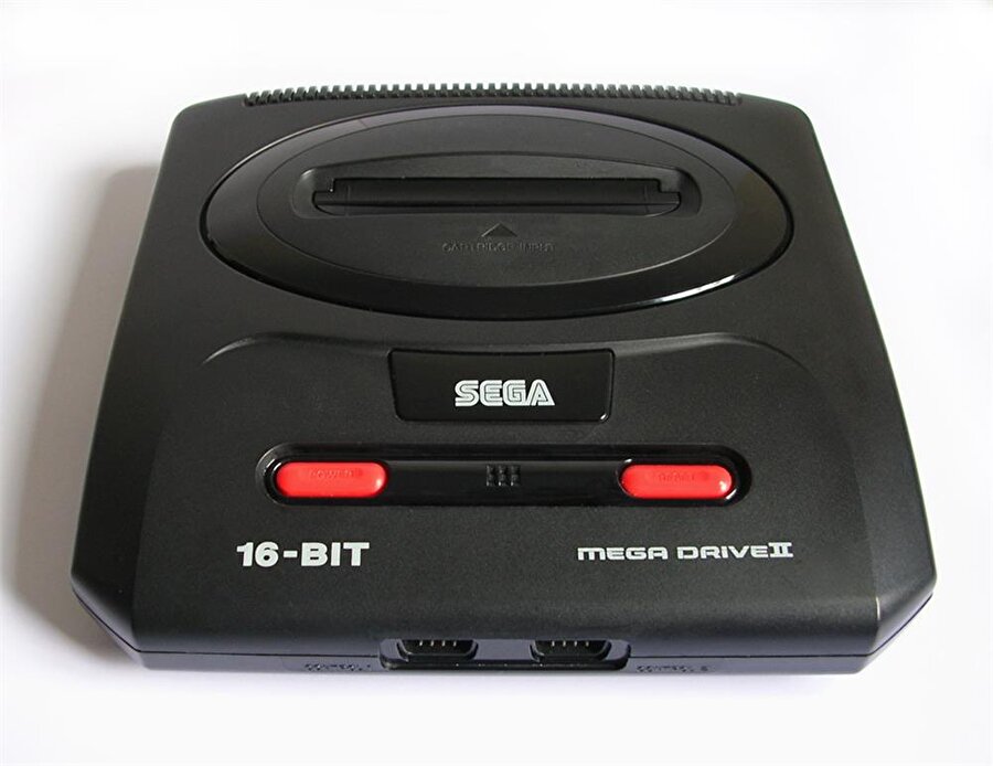 Sega. Atariye göre daha kaliteli olarak gösterilen Sega oyun konsolu bir dönem ileri derecede başarılı sayılırdı. Şuan herhangi bir çocuğu koyun karşısına ağlayarak tabletine koşacaktır. 

                                    
                                    
                                    
                                    
                                    
                                
                                
                                
                                
                                