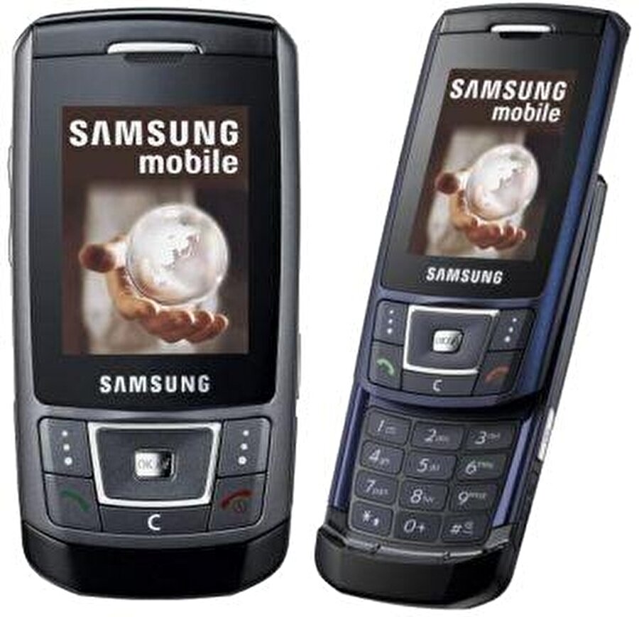 Samsung E250. Bu model ise teknoloji konusunda umut veren bir telefondu. Mesajlaşma işlemlerinin ayyuka çıktığı zamanlarda çoğu gencin dostu oldu. Kızaklı yapısı için alanların sayısı hiç de az değildi. 

                                    
                                    
                                    
                                    
                                
                                
                                
                                