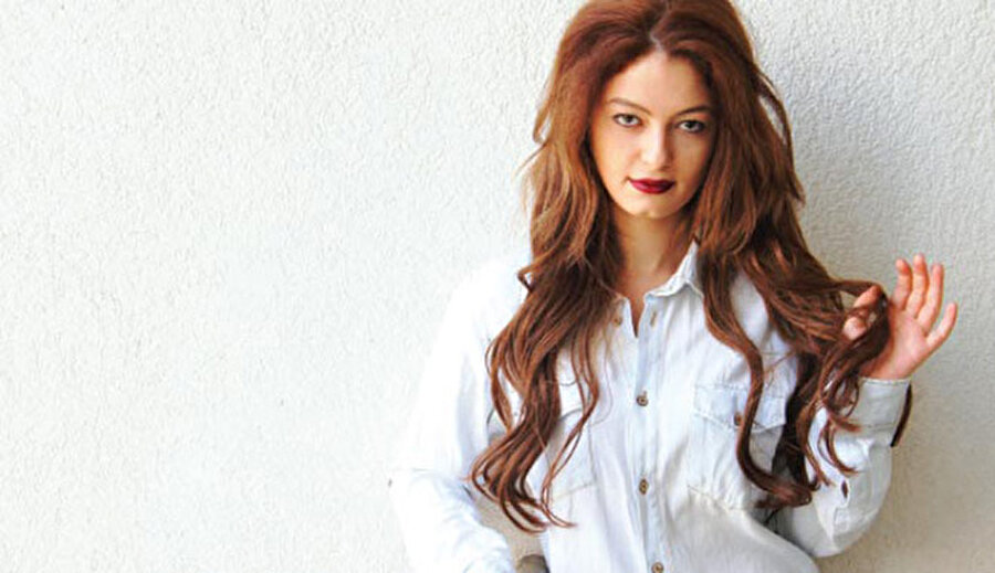 Kıvılcım - Hazal Şenel
Gerçi şimdi yaptığı tarz değişimi ile hiçbir şekilde tanınmaz ama o da oynadığı karakterin ismi ya da fotoğrafı dışında tanınması güç olan isimlerden. Gani Müjde projeleri dışında bir işte pek de görmeyişimiz de bu durumu güçlü kılıyor.