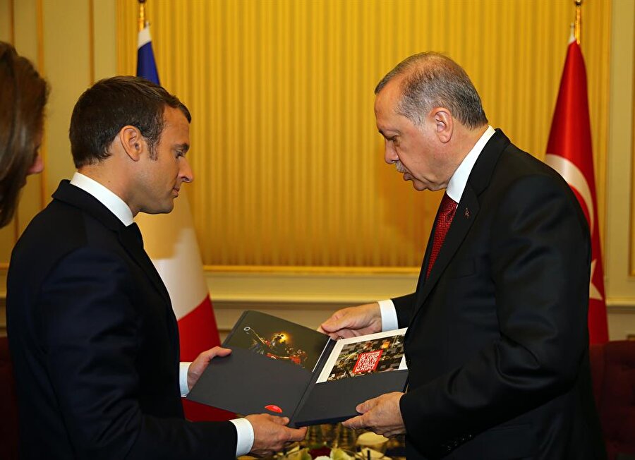 ERDOĞAN MACRON'A 15 TEMMUZ'U ANLATAN KİTABI VERDİ

                                    
                                    
                                    Erdoğan, görüşmede Macron'a "15 Temmuz Darbe Girişimi ve Milletin Zaferi" kitabını verdi.
                                
                                
                                
