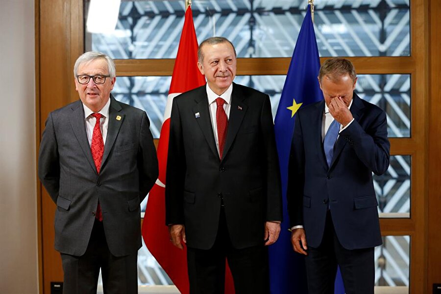 ERDOĞAN-TUSK-JUNCKER GÖRÜŞMESİ

                                    
                                    
                                    Cumhurbaşkanı Erdoğan’ın AB Konseyi Başkanı Tusk ve AB Komisyonu Juncker ile yaptığı görüşmede de Türkiye-AB ilişkileri konuşuldu. Görüşmede, Türkiye ile AB arasında Mart 2016’da imzalanan mülteci anlaşmasının hayata geçirilmesi gerektiği vurgulandı. Olumlu bir atmosferde geçtiği belirtilen görüşmede, Türkiye-AB ilişkilerinin yeniden canlandırılmasının önemine, ayrıca terörle mücadelede işbirliğini güçlendirmenin gerekliliğine de değinildi. Kıbrıs meselesiyle ilgili olarak ise adil ve kalıcı bir çözüm bulunmasının önemli olduğu ifade edildi.
                                
                                
                                